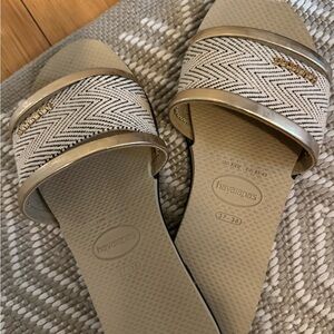 Havaianas Women's Gold and Black Sandals